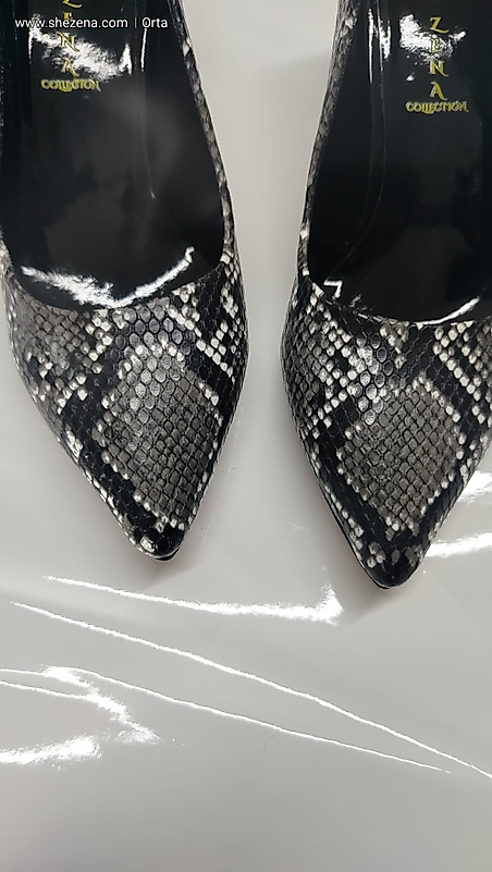 koyu yılan desenli kırmızı alt tabanlı ayakkabı