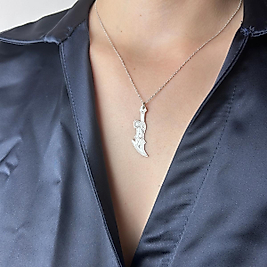 Gümüş Ton Oyma Desenli Kılıç Kolye – Fantastik Bıçak Tasarım Kolye, Unisex Şık Aksesuar, Detaylı Metal Kılıç Charm Kolye