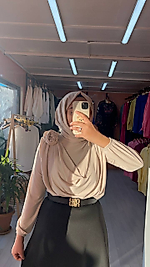 Gül Broş Büzgülü Bluz Krem