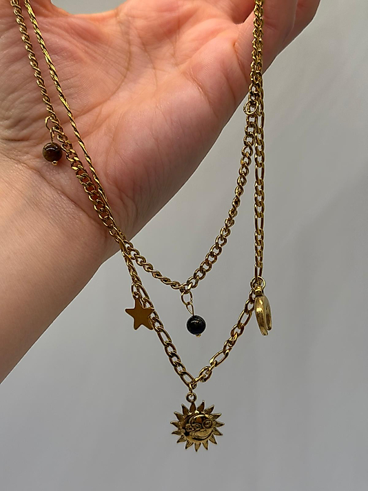 Çelik Çoklu Figürlü Katmanlı Kolye – Güneş & Yıldız Detaylı | Altın Renk