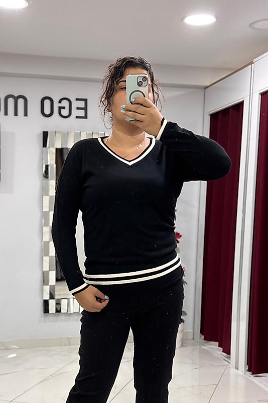 Beyaz Çizgi Detaylı Siyah V Yaka Triko