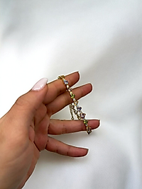 Renkli taş detaylarıyla tasarlanan ince VIP çelik bileklik, zarif ve enerjik bir şıklık sunar.