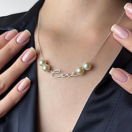 İnci Detaylı Kişiye Özel İsim Kolyesi – Zarif Gümüş Tonlu Yazı Kolye, Özel Tasarım İsim Kolyesi, Kadınlara Hediye