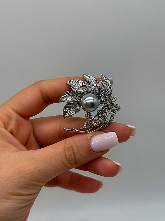 Gümüş Tonlu İnci ve Yaprak Detaylı Zarif Broş