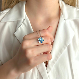 Mavi Kristal Çiçek Kolye – Zarafetin ve Ferahlığın Işıltılı Simgesi