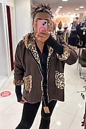 Leopar Detaylı Kapüşonlu Kahverengi Süet Görünümlü Mont