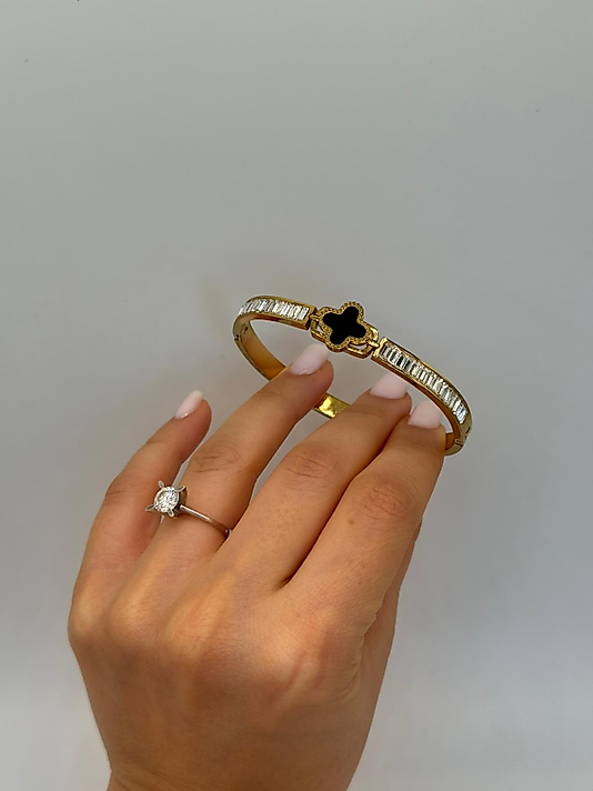 Xuping Siyah Yonca Detaylı Baget Taşlı Altın Renk Kelepçe