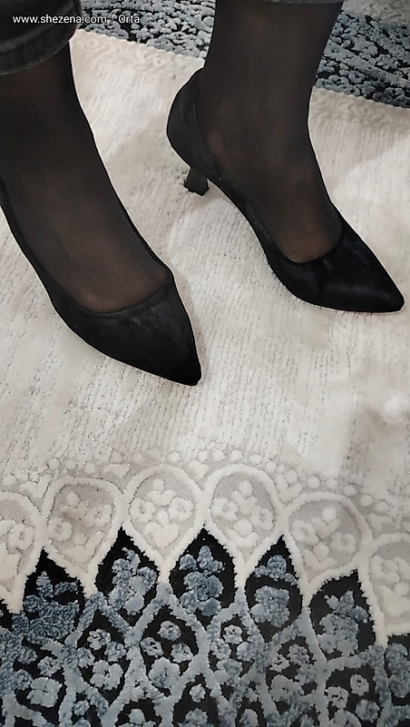 siyah kadife kırmızı alt detaylı ayakkabı