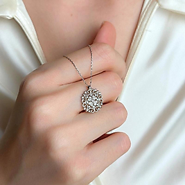 Taşlı Kare Figürlü Kadın Kolye – Modern Zarafetin Işıltısı