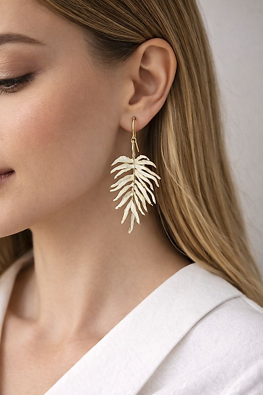 Beyaz Yaprak Detaylı Gold Renk Küpe