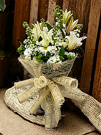 Abaka Ambalaj da Beyaz Lilyum ve Kır Çiçekleri