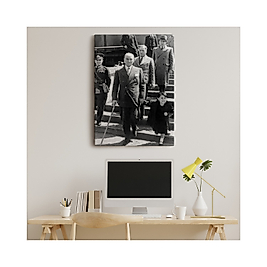 Mustafa Kemal Atatürk Kız Çocuğu ile Elele Kanvas Tablo 20 x 30 cm