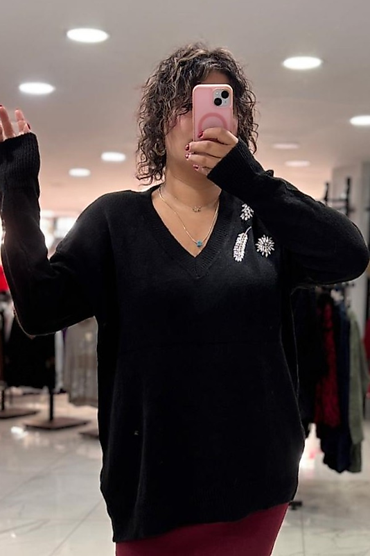 Siyah V Yaka Taş Detaylı Triko Kazak