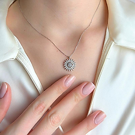 Zarif Kalp Figürlü Gümüş Kolye – Kadın Takı Koleksiyonu