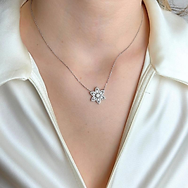 Yuvarlak Taşlı Kadın Kolye – Parlak ve Zamansız Tasarım