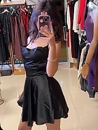 saten siyah sırt detaylı elbise