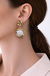 Beyaz Taşlı Gold Çerçeveli Sallantılı Kadın Küpe