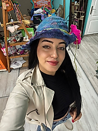 MAVİ ÇİÇEKLİ KEÇE ŞAPKA