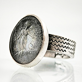 GÖKKUŞAĞININ KANATLARINDA TANRIÇA CAM RÖLYEF YÜZÜK