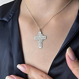 Gümüş Tonlu İşlemeli Haç Kolye – Celtic Desenli Cross Kolye, Unisex Şık Kolye, Anlamlı Hediye