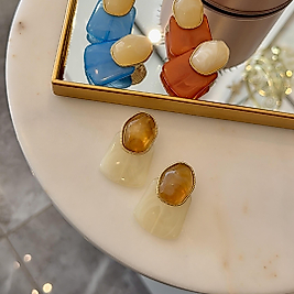 Krem Taşlı Marka Model Küpe