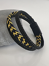 Sarı ve lacivert örgülü siyah deri bileklik