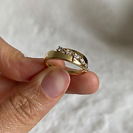 Xuping Gold Rengi Sıralı Taşlı Yüzük