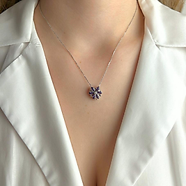 Mor Taşlı Çiçek Kolye – Gümüş Tonlu Işıltılı Kristal Çiçek Kolye, Zarif Minimalist Kadın Kolyesi, Özel Gün Hediyesi