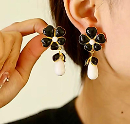 Siyah Mineli Altın Renk Çivi Kilitli Çiçek Tasarım Çiçek Küpe