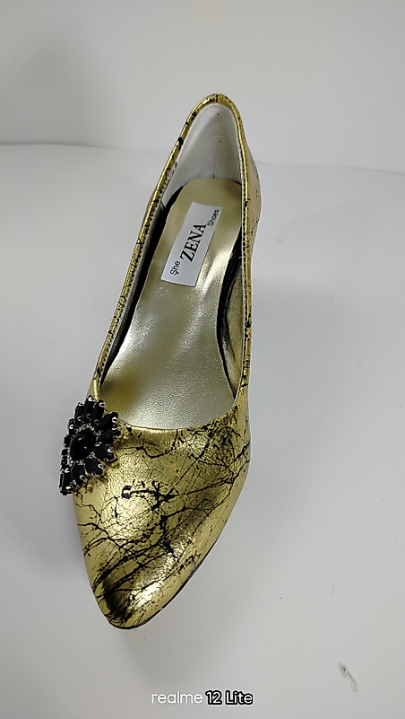 Taş tasarımlı altın suni deri ayakkabı