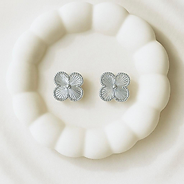 Gümüş Renk Dört Yapraklı Küpe