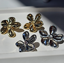 Ari Jewelry Altın ve Gümüş Çiçek Tasarım Çelik Küpe - Modern ve Şık Küpe Modelleri