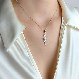 Zarif Çiçek Figürlü Kadın Kolye – Doğadan İlham Alan Işıltılı Takı