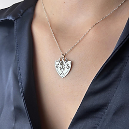 Kalkan ve Kılıç Kolye – Oyma Desenli Fantastik Tasarım Unisex Metal Kolye, Şık ve Karakterli Aksesuar