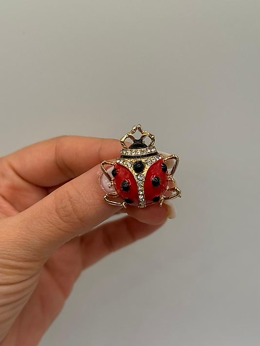 Zirkon Taşlı Taçlı Uğur Böceği Figürlü Broş