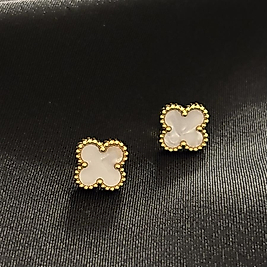 Cleef Model Beyaz Yoncalı Gold Çelik Küpe