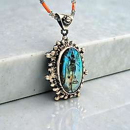 KANATLARIN IŞIĞI LABRADORİT ÜZERİ KANATLI TANRIÇA KOLYE