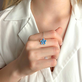 Mavi Taşlı Çiçek Kolye – Zarafeti ve Doğallığı Buluşturan Işıltılı Tasarım