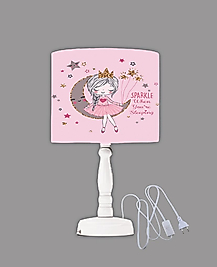Minibabyrooms Ayda Oturan Kız Pembe Zemin Desenli Ahşap Oyma Ayak Abajur