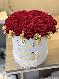 Beyaz kutuda kırmızı gül isteme çiçeği