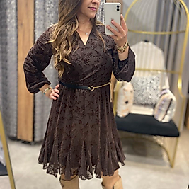 Flok Kumaş Desenli Kruveze Kahverengi Elbise