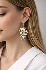 Beyaz Yaprak Detaylı Gold Renk Küpe