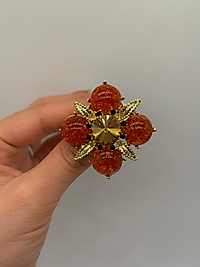 Kehribar Renk Taşlı Çiçek Figürlü Altın Renk Broş