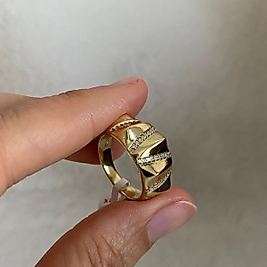 Xuping Gold Rengi Üçgen Kesim Yüzük