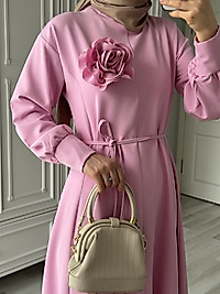 Gül Broşlu Pembe Elbise