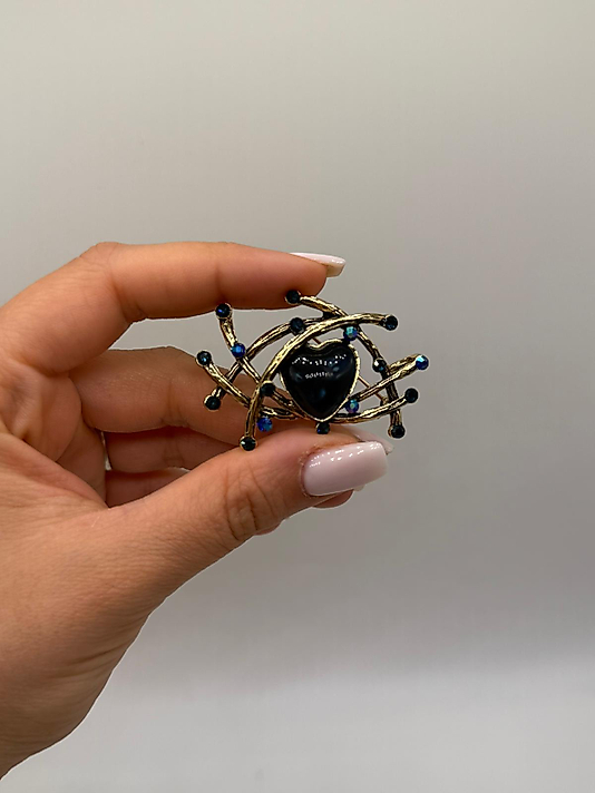 Altın Tonlu Zirkon Taşlı Siyah Kalp Detaylı Modern Broş