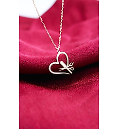 14K Altın Kaplama Kalp ve Makas Tasarımlı Kolye – Kuaför & Güzellik Sembolü