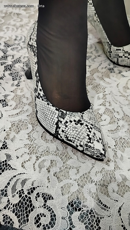 beyaz yılan desenli ayakkabı
