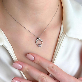 Figürlü Kadın Kolye – Doğadan İlham Alan Zarif Tasarım