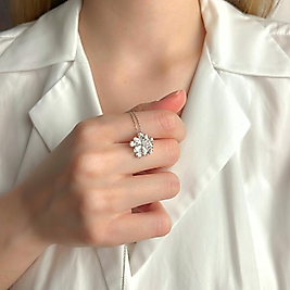 Zirkon Taşlı Çiçek Kolye – Işıltılı Zarif Tasarım Kadın Kolye, Şık Günlük ve Özel Gün Aksesuarı